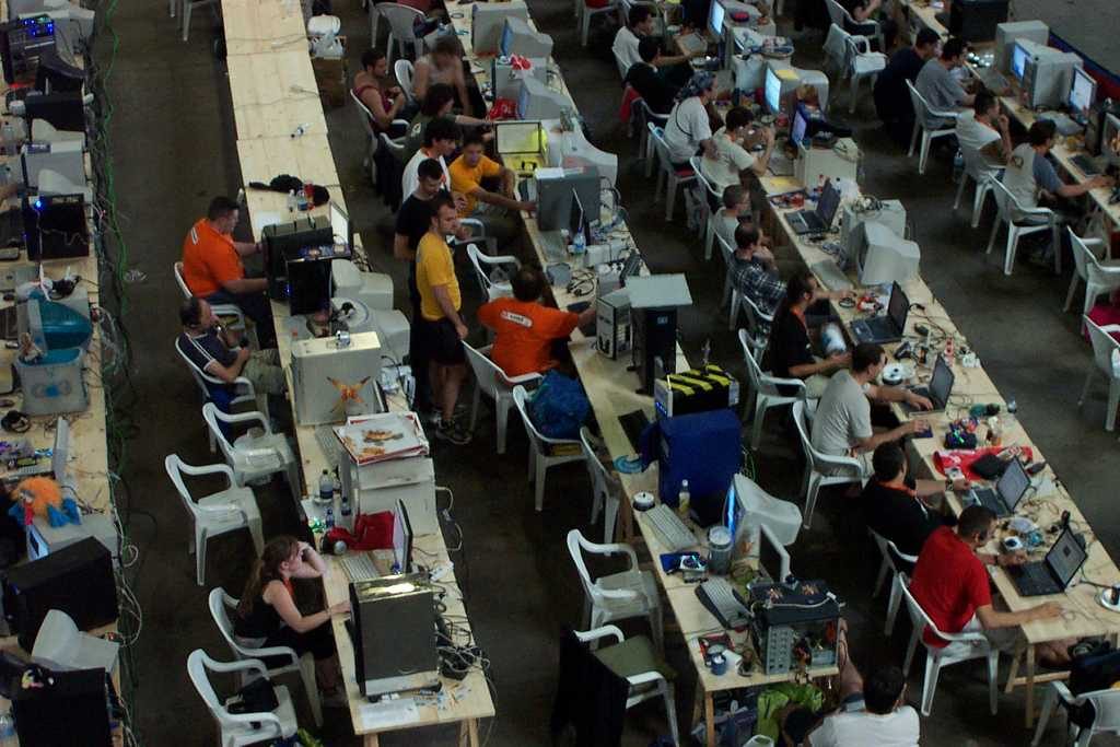 Sala de la Euskal Encounter 2004 llena de ordenadores y jugadores