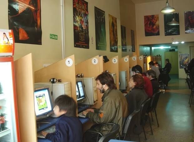Cibercafé español lleno de gente y ordenadores