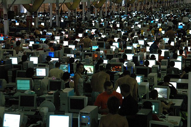 Campus Party 2004 en España, pabellón lleno de ordenadores