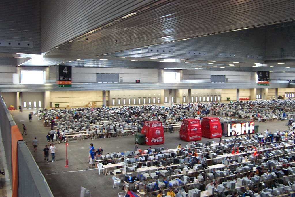 Otra vista de la Euskal Encounter 2004 con jugadores